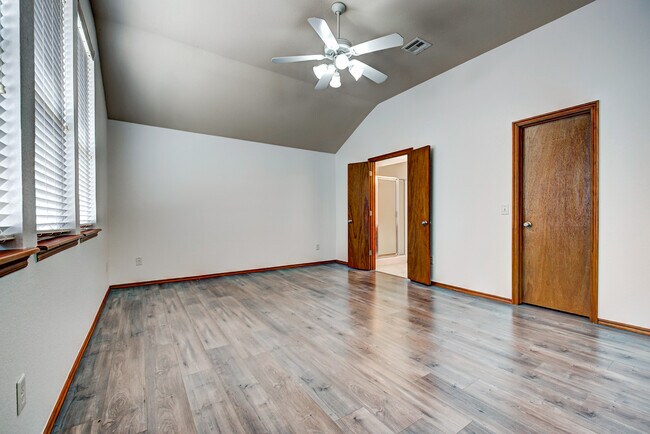Building Photo - 517 Lone Oak Dr