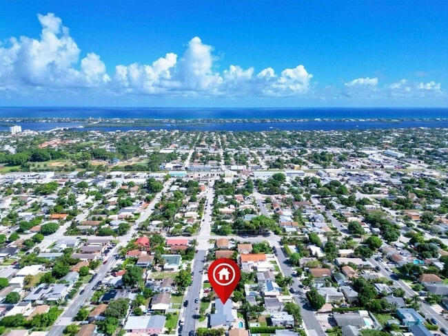 Building Photo - 832 Green St