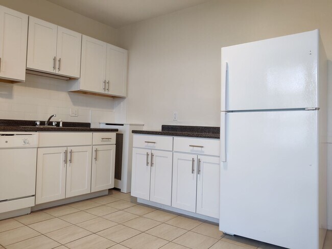 Building Photo - No Brokers fee, Large Renovated Unit in Allston. 4 bed. 2 Full Bathrooms. Central Heat, Laundry, ...