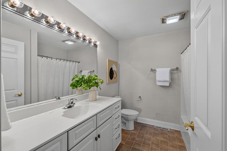 2nd Floor Hallway Bathrom - 1920 N Farwell Ave