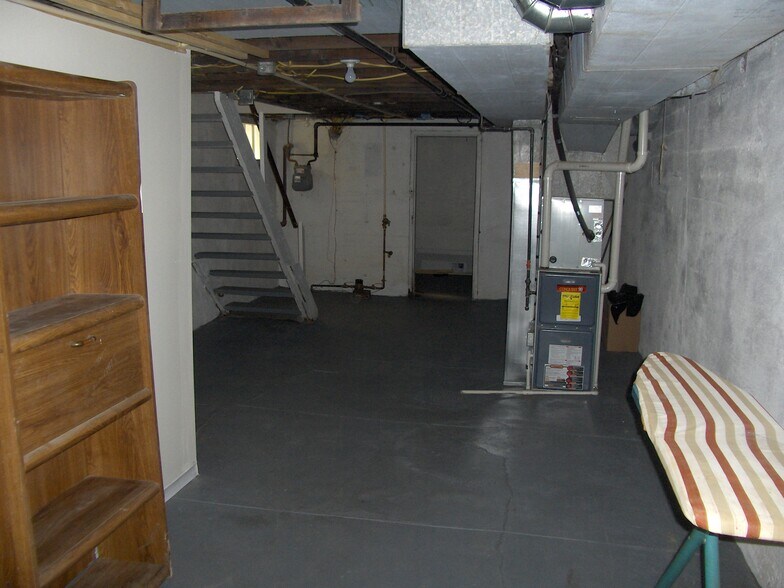 Clean Basement with free use of washer & dryer. - 2360 Chickasaw St