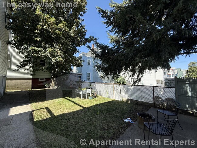 Building Photo - 55 Bonair St