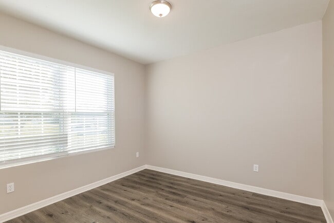 Building Photo - 4406 SW 15th Ave