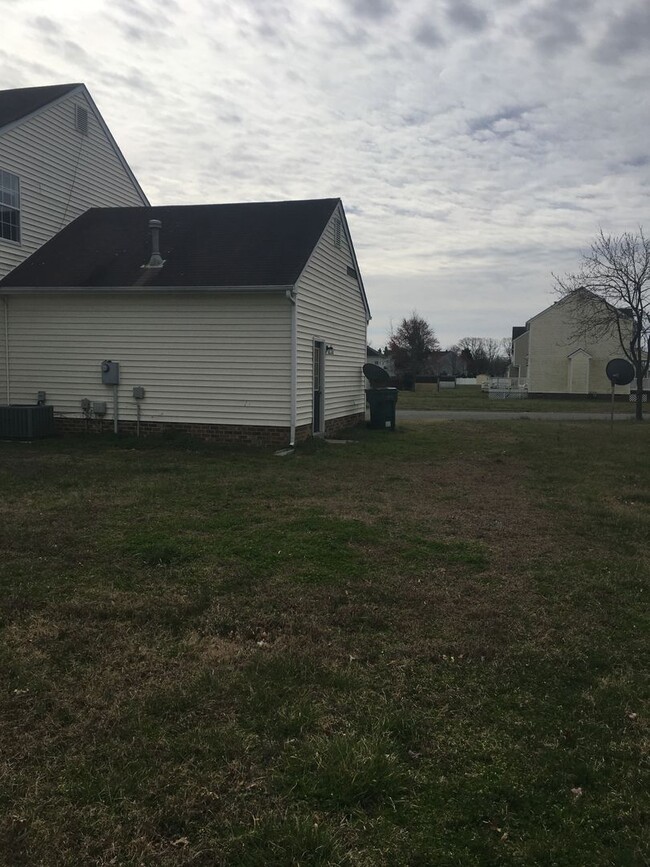 Building Photo - 1616 Fawcett Ln