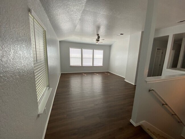 Building Photo - Spacious 3BR/2.5BA Home in San Antonio