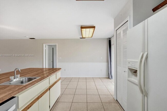 Building Photo - 9540 Sevilla Ln