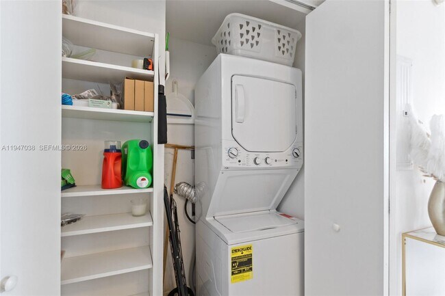 Building Photo - 350 S Miami Ave