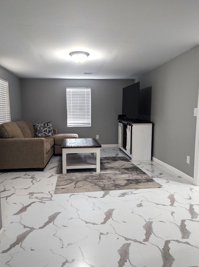 Building Photo - AVAILABLE NOW - $300 OFF 1ST FULL MONTH Modern Remodeled 3BR Home with Bonus Loft & Spacious Livi...