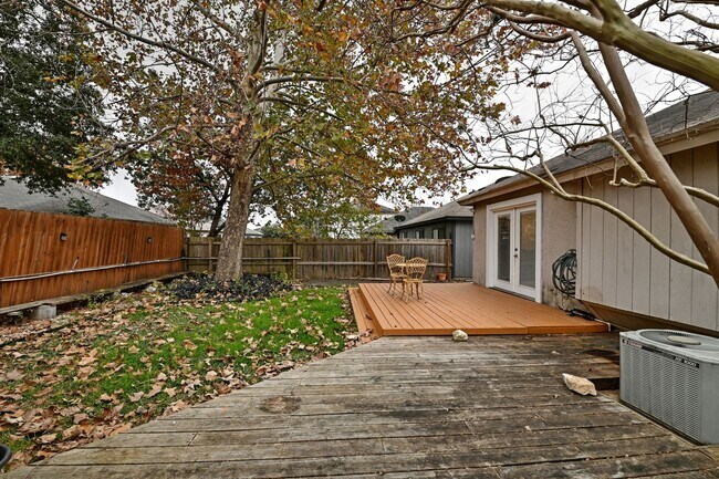 Building Photo - Spacious cozy home  |  Great location  |  2 bedroom  |  1 bath  |  1 car garage