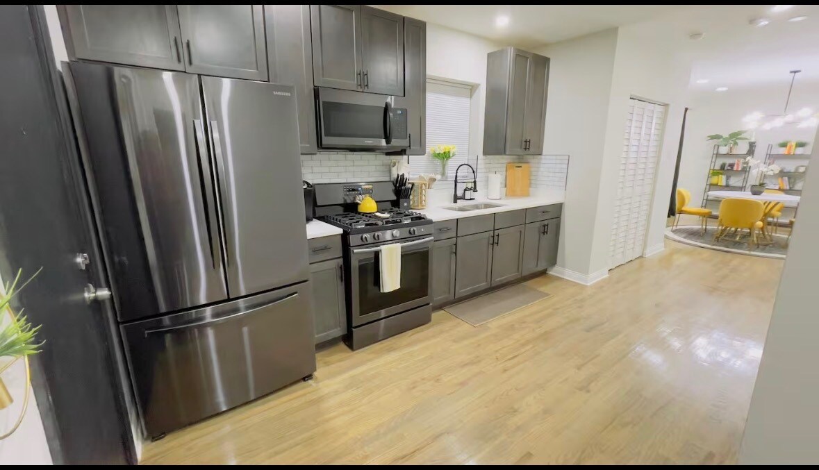 Building Photo - 1954 E 73rd Pl