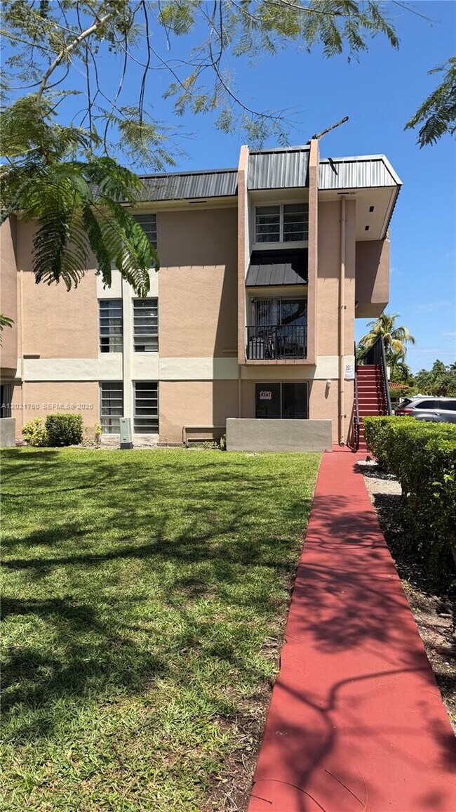 Building Photo - 3901 SW 109th Ave