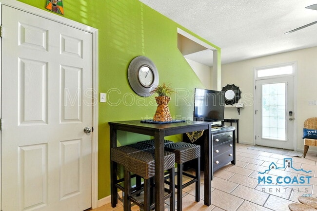 Building Photo - 1131 Century Oaks Dr