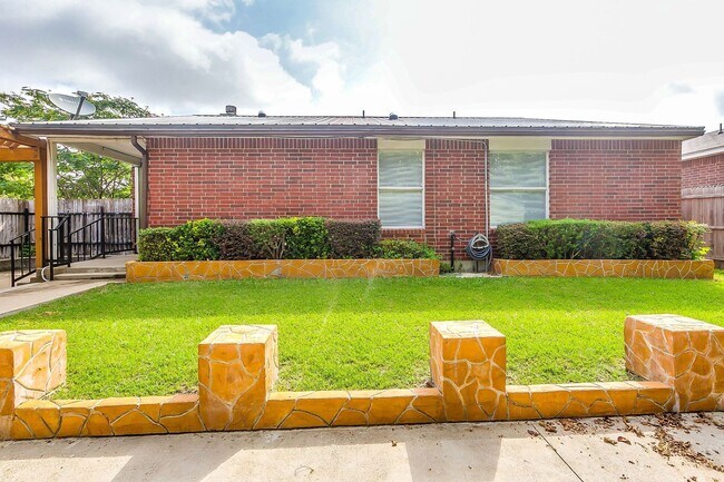 Building Photo - Excellent 3 Bedroom 2 Bath with many featu...