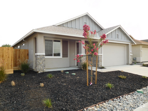 Building Photo - North Merced: $2400 4 Bedroom / 3 Bath Hou...