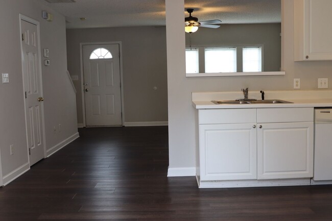 Building Photo - Rent Ready 2 Bed Suite Townhome, Private F...