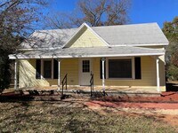 Building Photo - Newly Renovated 2-3 Bed, 1 bath home locat...