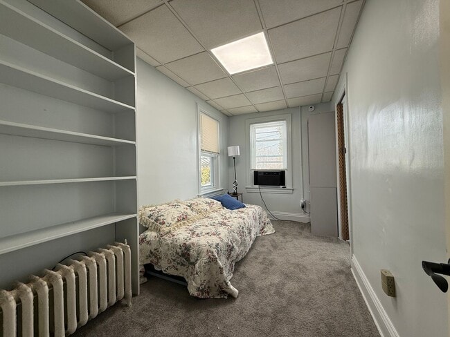 Building Photo - 400 Maple St