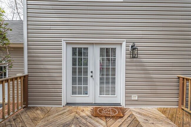 Building Photo - NW Large Updated Home! LR, DR, Den, FP, Ha...