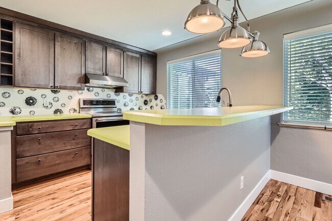 Building Photo - 4 Bed, 2 Bath Duplex in East Colfax – Brig...
