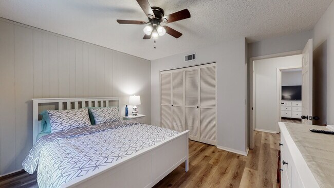 Building Photo - 5 Dorchester Ct