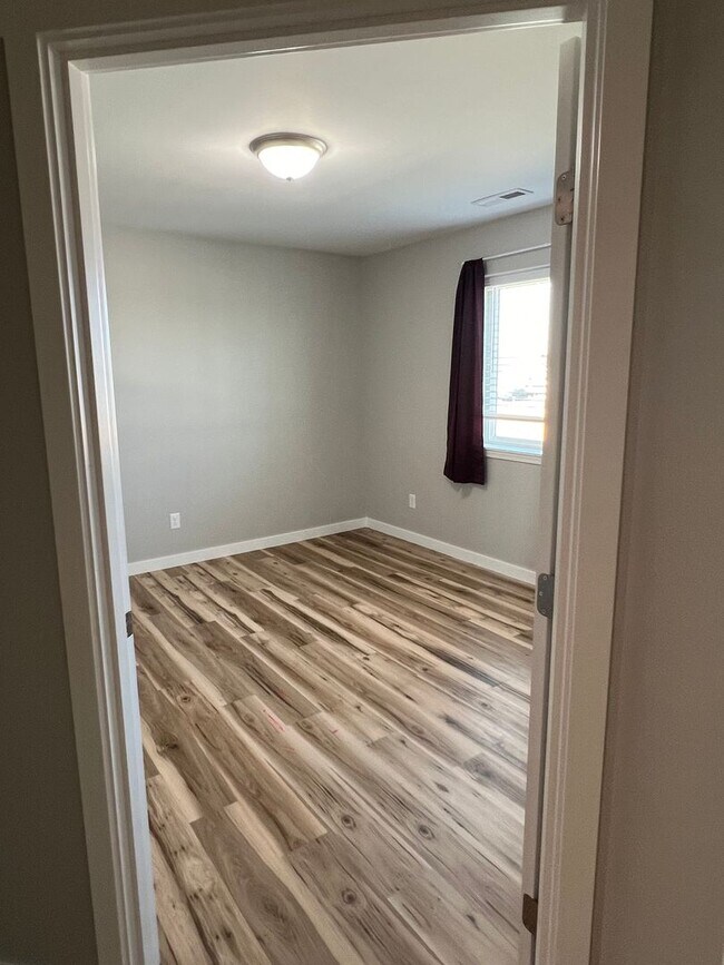 Building Photo - New Duplex fro Rent