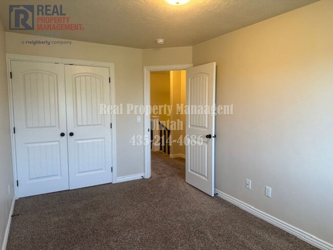 Building Photo - 3 bed 2.5 bath townhome in Fox Run