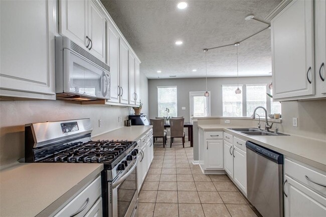 Building Photo - 71 Summerhaze Cir