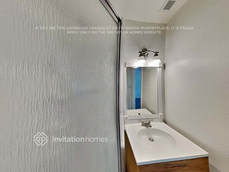 Building Photo - 4806 Lost Oak Dr