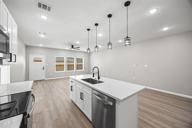 Building Photo - 10214 Hollyglen Dr