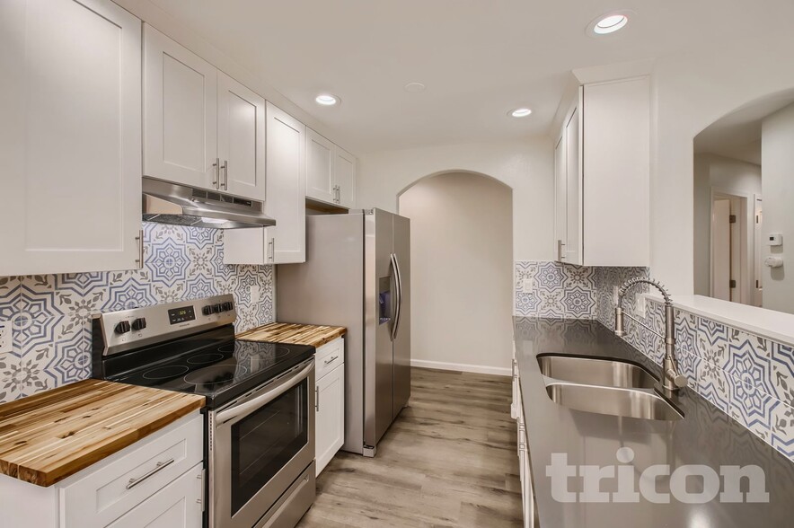 Building Photo - 8701 S 50th Dr