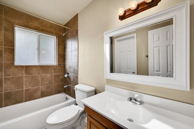 Building Photo - $2,095, 3 bed, 2 bath, located in Colorado...