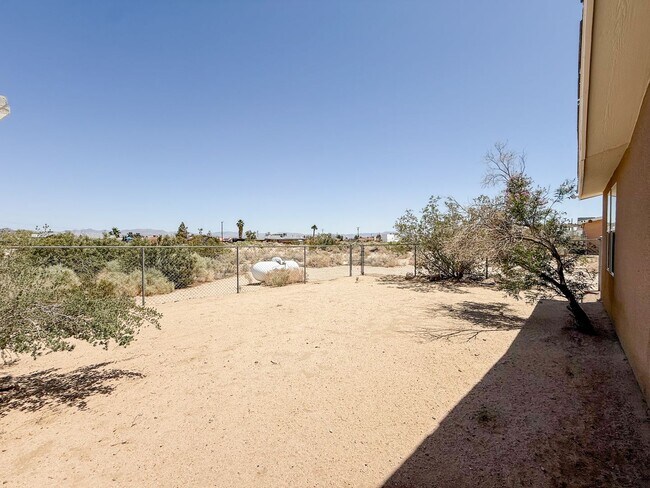 Building Photo - 29 Palms Home with Garage