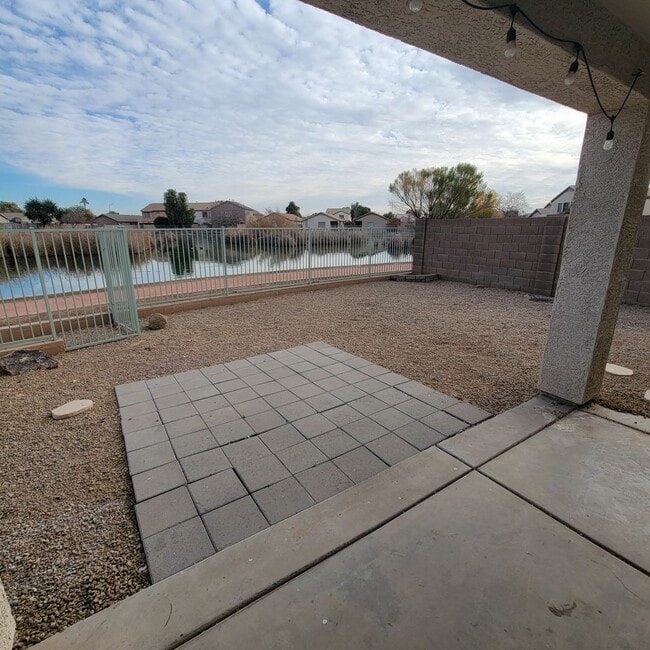 Building Photo - Large 4 Bedroom Lake Front Property on Premium Cul-De-Sac Lot