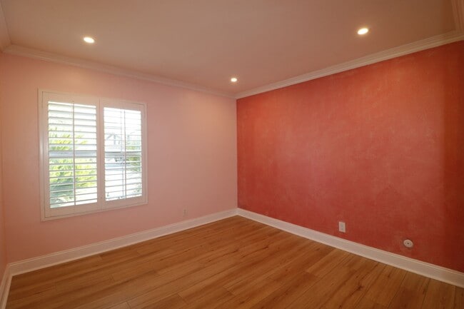 Building Photo - Beautiful West Hills Pool Home For Lease!