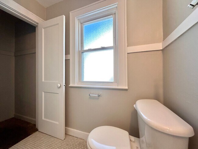 Building Photo - Spacious Four Bedroom Home in Southeast Grand Rapids