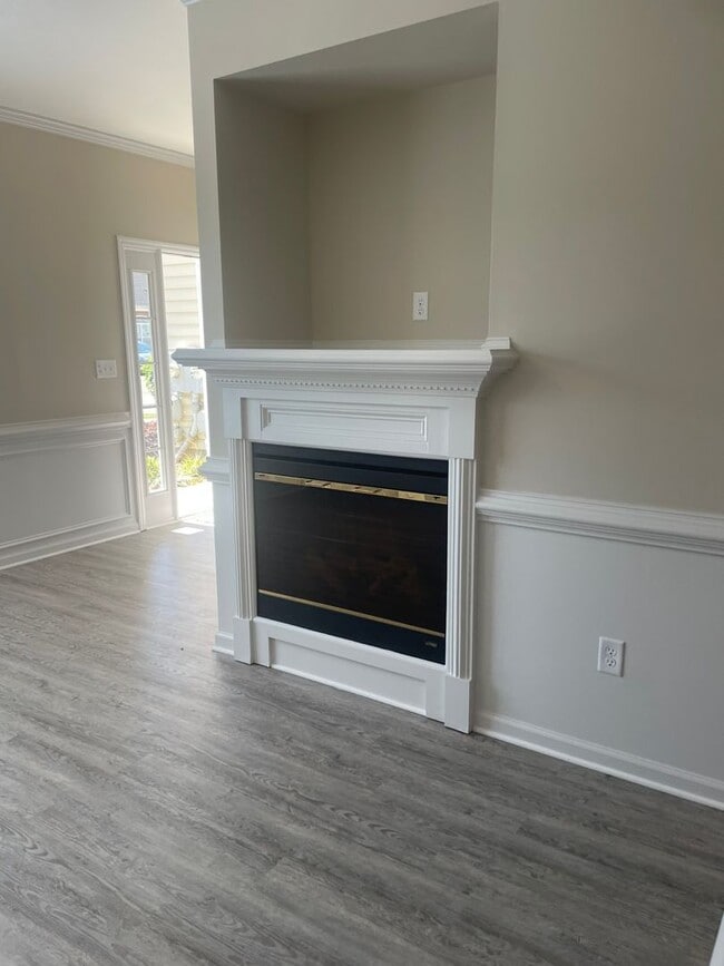 Building Photo - Beautiful Townhome Across Street From Jones Creek Golf Club