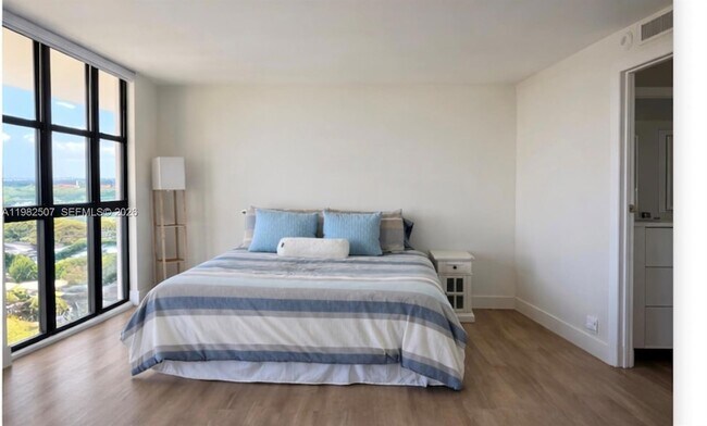 Building Photo - 2000 Towerside Terrace