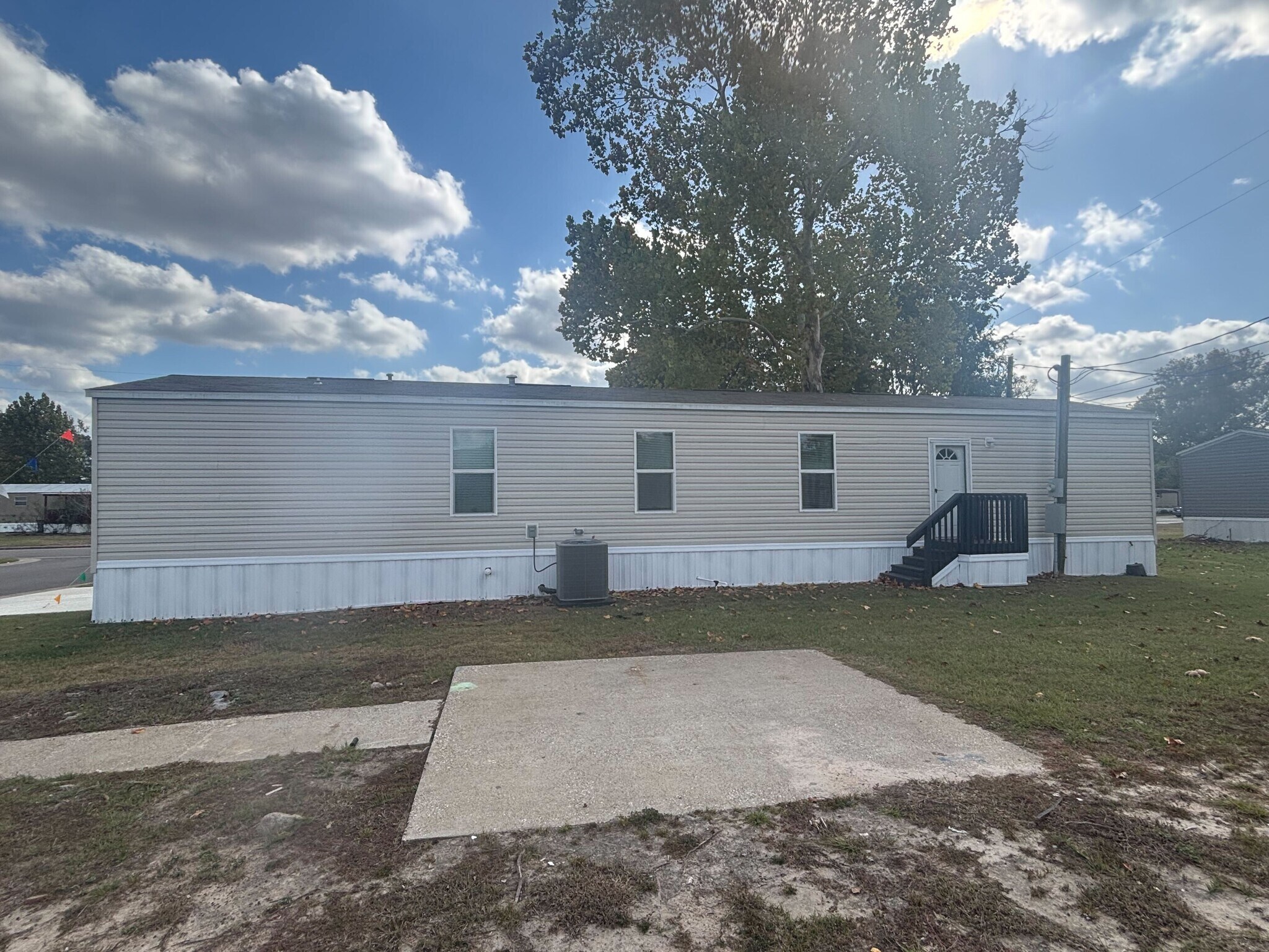 Building Photo - 203 Linda St