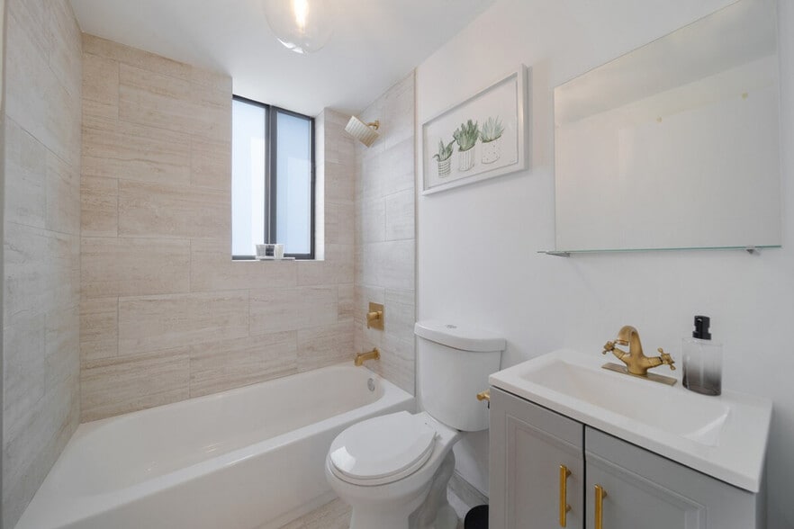 Building Photo - 2110 SW 16th St