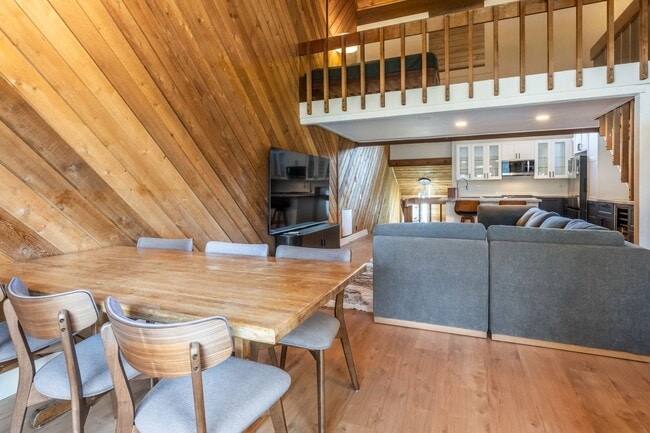 Building Photo - Spacious Snowcreek III Condo – Winter Rental