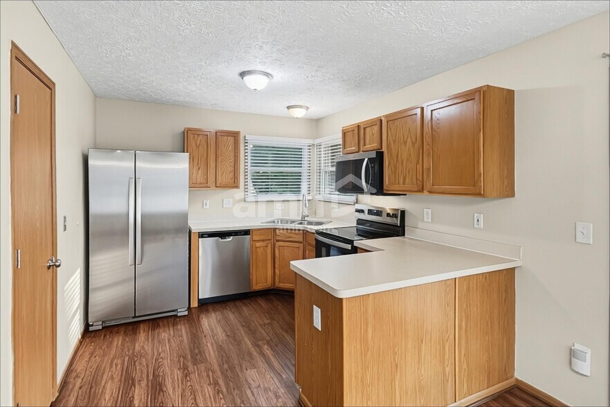 Building Photo - 825 Whitehead Dr