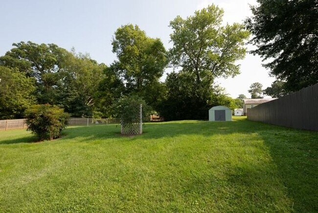 Building Photo - South Knox Cottage!!!
