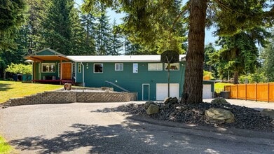 Building Photo - Fun, furnished home in a woodsy setting. 6...