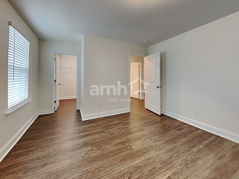 Building Photo - 208 Parkside Blvd