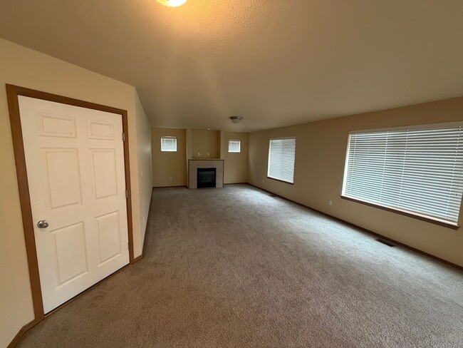 Building Photo - Beautiful 3 bedroom in Spanaway WA - Apply Today!