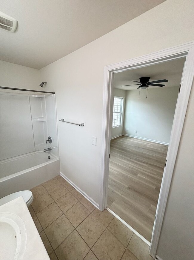 Building Photo - Renovated 3Bd, 2.5Ba End Unit Lake Norman Townhome with Fenced-in Yard and 1 Car Garage Coming Soon