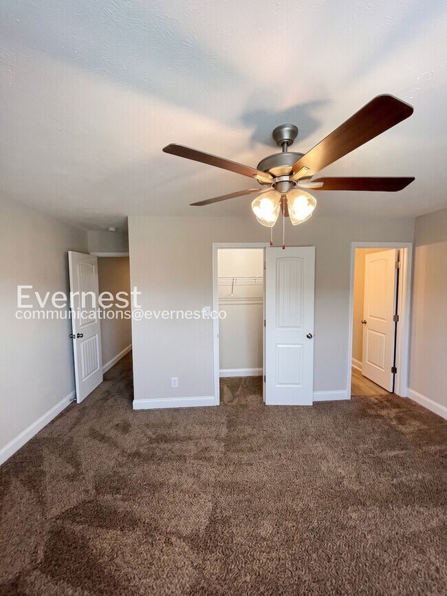 Building Photo - 3 Bed/3 Bath Townhome with Off-Street Parking / Pet-Friendly / Vouchers Accepted / Available Now!