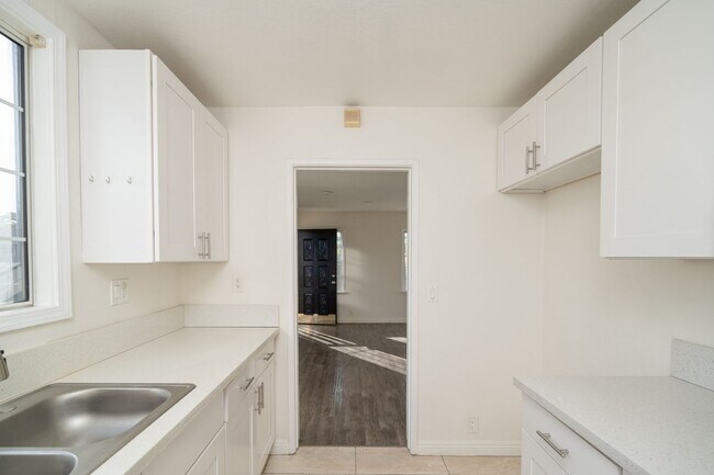 Building Photo - COZY 2 BED 1 BATH UPSTAIRS UNIT