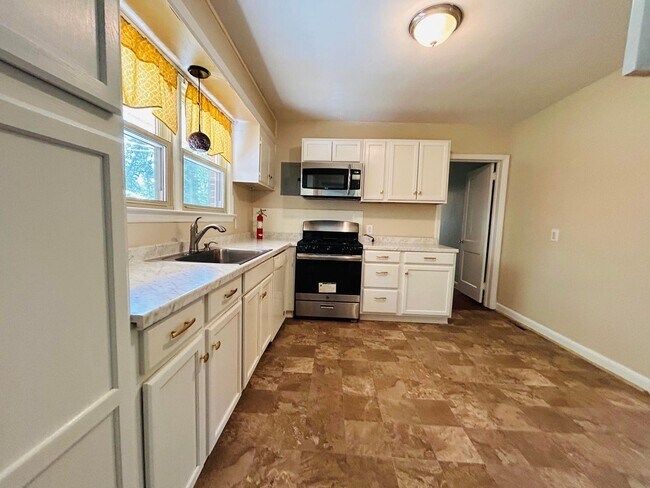 Building Photo - Fabulous 3 bedroom 2 bathroom Ranch home in Lawndale Homes area in NW Greensboro. Huge yard.