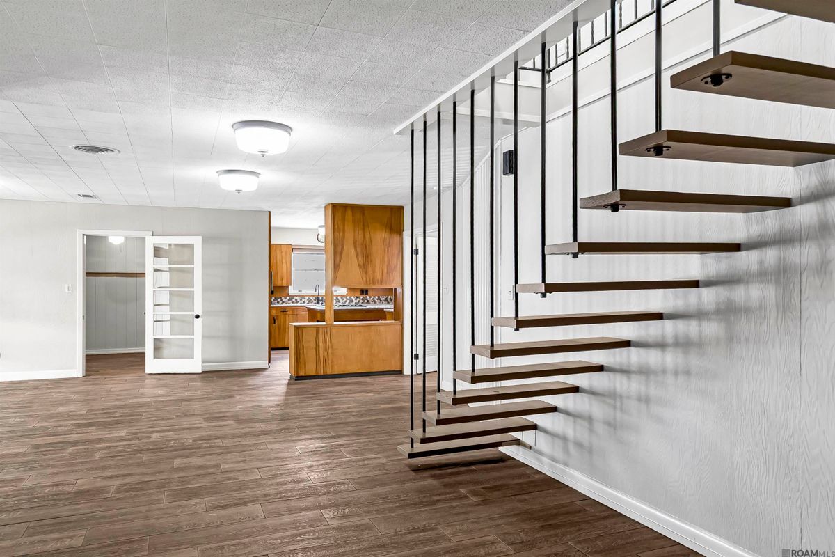 Building Photo - 222 E Sanders St